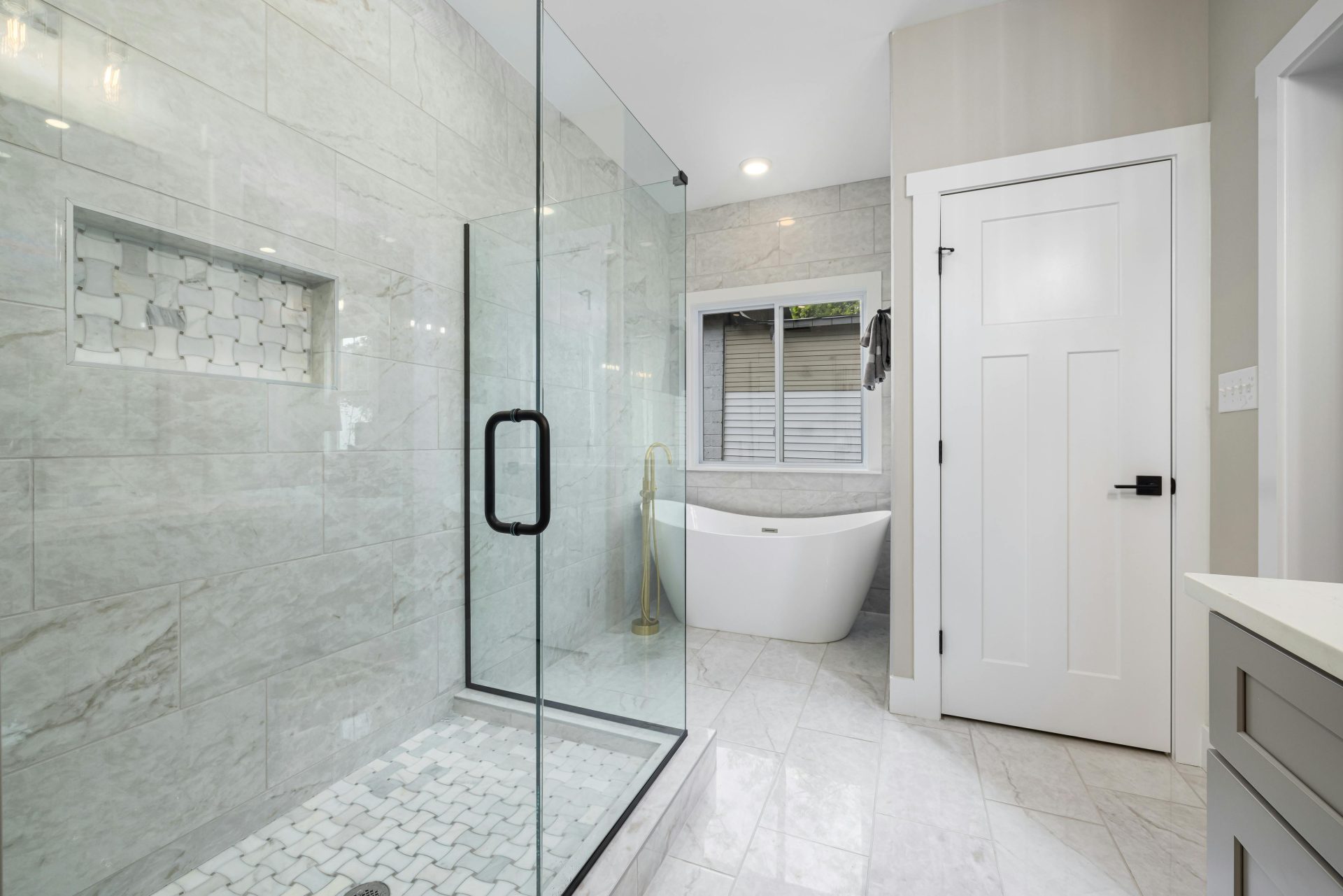 Baño moderno y luminoso con ducha de cristal y bañera exenta. Perfecto para inspirarse en el diseño.